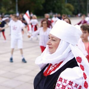 Sviatlana Tsikhanouskaya Instagram - Дарагія мае беларусы! Дзякуй, што далучыліся да акцый салідарнасці ў розных кутках свету: ад Літвы і Польшчы да ЗША і Канады. 

Калі гляджу на фотаздымкі і відэа і бачу, як вы выказваеце словы падтрымкі палітвязням, узгадваеце вершы нашых паэтаў, разам з дзецьмі спяваеце беларускія песні, танчыце ў карагодах і падтрымліваеце адно аднаго – у мяне наварочваюцца слёзы. 

Гэта так каштоўна, што мы ўсе разам сталі голасам нашых палітвязняў і беларусаў унутры краіны, у якіх няма магчымасці быць гучнымі. Упэўненая, яны адчулі нашую еднасць і падтрымку нават на адлегласці. 

Пасля такіх момантаў я дакладна ведаю, што настане дзень, калі мы ўсе разам адсвяткуем свята нашай свабоды на вуліцах Беларусі. 

Абдымаю вас, родныя 🤍❤️🤍   #беларусь #ціханоўская #standwithbelarus