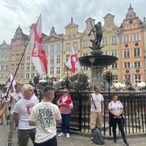 Sviatlana Tsikhanouskaya Instagram - Дарагія мае беларусы! Дзякуй, што далучыліся да акцый салідарнасці ў розных кутках свету: ад Літвы і Польшчы да ЗША і Канады. 

Калі гляджу на фотаздымкі і відэа і бачу, як вы выказваеце словы падтрымкі палітвязням, узгадваеце вершы нашых паэтаў, разам з дзецьмі спяваеце беларускія песні, танчыце ў карагодах і падтрымліваеце адно аднаго – у мяне наварочваюцца слёзы. 

Гэта так каштоўна, што мы ўсе разам сталі голасам нашых палітвязняў і беларусаў унутры краіны, у якіх няма магчымасці быць гучнымі. Упэўненая, яны адчулі нашую еднасць і падтрымку нават на адлегласці. 

Пасля такіх момантаў я дакладна ведаю, што настане дзень, калі мы ўсе разам адсвяткуем свята нашай свабоды на вуліцах Беларусі. 

Абдымаю вас, родныя 🤍❤️🤍   #беларусь #ціханоўская #standwithbelarus