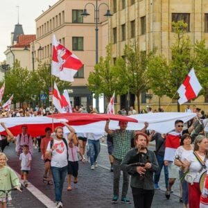 Sviatlana Tsikhanouskaya Instagram - Дарагія мае беларусы! Дзякуй, што далучыліся да акцый салідарнасці ў розных кутках свету: ад Літвы і Польшчы да ЗША і Канады. 

Калі гляджу на фотаздымкі і відэа і бачу, як вы выказваеце словы падтрымкі палітвязням, узгадваеце вершы нашых паэтаў, разам з дзецьмі спяваеце беларускія песні, танчыце ў карагодах і падтрымліваеце адно аднаго – у мяне наварочваюцца слёзы. 

Гэта так каштоўна, што мы ўсе разам сталі голасам нашых палітвязняў і беларусаў унутры краіны, у якіх няма магчымасці быць гучнымі. Упэўненая, яны адчулі нашую еднасць і падтрымку нават на адлегласці. 

Пасля такіх момантаў я дакладна ведаю, што настане дзень, калі мы ўсе разам адсвяткуем свята нашай свабоды на вуліцах Беларусі. 

Абдымаю вас, родныя 🤍❤️🤍   #беларусь #ціханоўская #standwithbelarus
