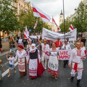 Sviatlana Tsikhanouskaya Instagram - Дарагія мае беларусы! Дзякуй, што далучыліся да акцый салідарнасці ў розных кутках свету: ад Літвы і Польшчы да ЗША і Канады. 

Калі гляджу на фотаздымкі і відэа і бачу, як вы выказваеце словы падтрымкі палітвязням, узгадваеце вершы нашых паэтаў, разам з дзецьмі спяваеце беларускія песні, танчыце ў карагодах і падтрымліваеце адно аднаго – у мяне наварочваюцца слёзы. 

Гэта так каштоўна, што мы ўсе разам сталі голасам нашых палітвязняў і беларусаў унутры краіны, у якіх няма магчымасці быць гучнымі. Упэўненая, яны адчулі нашую еднасць і падтрымку нават на адлегласці. 

Пасля такіх момантаў я дакладна ведаю, што настане дзень, калі мы ўсе разам адсвяткуем свята нашай свабоды на вуліцах Беларусі. 

Абдымаю вас, родныя 🤍❤️🤍   #беларусь #ціханоўская #standwithbelarus