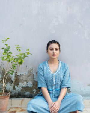 Swastika Dutta Instagram - ডাকছে অকারণ… 😡😍🩵🌱
.
.
.
📸 @ami_baundule 
.
.
.
Wearing @dorji.shantiniketan 
.
.
.
#lovingthelook #livedthelook #hairstyle #dusktodawn #express #actor #sd