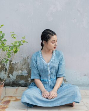Swastika Dutta Instagram - ডাকছে অকারণ… 😡😍🩵🌱
.
.
.
📸 @ami_baundule 
.
.
.
Wearing @dorji.shantiniketan 
.
.
.
#lovingthelook #livedthelook #hairstyle #dusktodawn #express #actor #sd