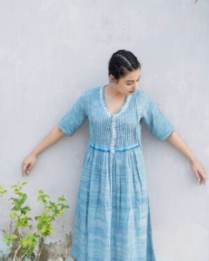 Swastika Dutta Instagram - ডাকছে অকারণ… 😡😍🩵🌱
.
.
.
📸 @ami_baundule 
.
.
.
Wearing @dorji.shantiniketan 
.
.
.
#lovingthelook #livedthelook #hairstyle #dusktodawn #express #actor #sd