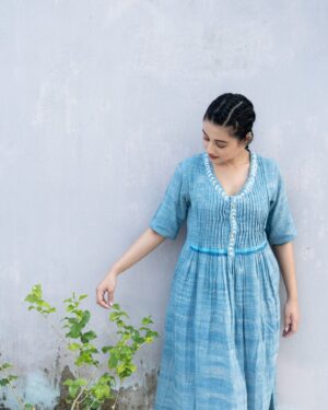 Swastika Dutta Instagram - ডাকছে অকারণ… 😡😍🩵🌱
.
.
.
📸 @ami_baundule 
.
.
.
Wearing @dorji.shantiniketan 
.
.
.
#lovingthelook #livedthelook #hairstyle #dusktodawn #express #actor #sd