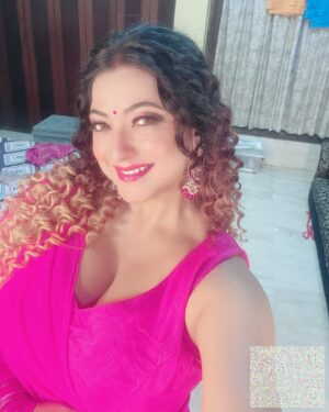 Sweety Chhabra Instagram - Good morning dosto ❤️#readytorock #sareelove #musicvideo #blessed #comingsoon #rain