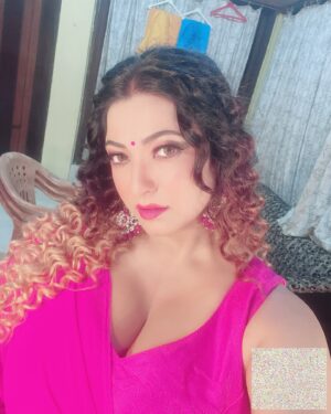 Sweety Chhabra Instagram - Good morning dosto ❤️#readytorock #sareelove #musicvideo #blessed #comingsoon #rain