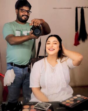 Sweety Chhabra Instagram - Good morning dosto ❤️ 
#shootingtime #makeup  Suraj dada , still Pankaj dada , hair Sunita di ❤️ my lovely team #song #bollywood #blessed #🧿🧿🧿 #comingsoon #🫰