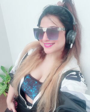 Sweety Chhabra Instagram - Good morning dosto ❤️
#rain #mumbaiweather 
#shootingmood #readytorock #comeingsoon #blessed #🧿🧿🧿