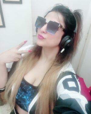 Sweety Chhabra Instagram - Good morning dosto ❤️
#rain #mumbaiweather 
#shootingmood #readytorock #comeingsoon #blessed #🧿🧿🧿