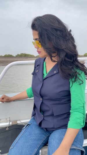 Sweta Singh Instagram - Love this song! (At the swamps and sea at Sir Creek, Gujarat) #trending #trendingsongs @singhpawan999