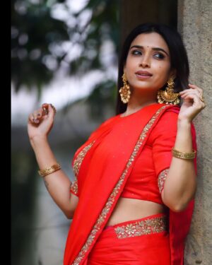 Swetha Changappa Instagram - Red Hawt❤️🧿🙈
ಸೀರೆ ನನ್ನ fav ❤️ 
 And red is the best colour which will enhance indian Beauty. N I'm loving this combination 🧿❤️
What say😍

Make-up:- @keerthiram28 ❤️
Video courtesy is always my favourite @keerthiram28❤️

Outfit and jewellery:- @anjali_raj_designerstudio This was a very beautiful outfit.loved it. Loved the entire look😍 thank u Anjali Raj❤️

Hairstyle:- @hairstyle_by_shashi
Photography: @thenameis__mrk