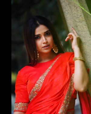Swetha Changappa Instagram - Red Hawt❤️🧿🙈
ಸೀರೆ ನನ್ನ fav ❤️ 
 And red is the best colour which will enhance indian Beauty. N I'm loving this combination 🧿❤️
What say😍

Make-up:- @keerthiram28 ❤️
Video courtesy is always my favourite @keerthiram28❤️

Outfit and jewellery:- @anjali_raj_designerstudio This was a very beautiful outfit.loved it. Loved the entire look😍 thank u Anjali Raj❤️

Hairstyle:- @hairstyle_by_shashi
Photography: @thenameis__mrk