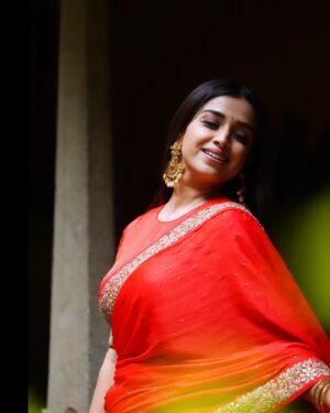Swetha Changappa Instagram - Red Hawt❤️🧿🙈
ಸೀರೆ ನನ್ನ fav ❤️ 
 And red is the best colour which will enhance indian Beauty. N I'm loving this combination 🧿❤️
What say😍

Make-up:- @keerthiram28 ❤️
Video courtesy is always my favourite @keerthiram28❤️

Outfit and jewellery:- @anjali_raj_designerstudio This was a very beautiful outfit.loved it. Loved the entire look😍 thank u Anjali Raj❤️

Hairstyle:- @hairstyle_by_shashi
Photography: @thenameis__mrk