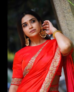 Swetha Changappa Instagram - Red Hawt❤️🧿🙈
ಸೀರೆ ನನ್ನ fav ❤️ 
 And red is the best colour which will enhance indian Beauty. N I'm loving this combination 🧿❤️
What say😍

Make-up:- @keerthiram28 ❤️
Video courtesy is always my favourite @keerthiram28❤️

Outfit and jewellery:- @anjali_raj_designerstudio This was a very beautiful outfit.loved it. Loved the entire look😍 thank u Anjali Raj❤️

Hairstyle:- @hairstyle_by_shashi
Photography: @thenameis__mrk