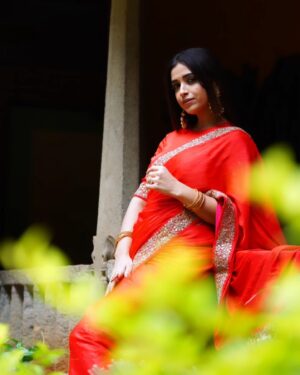 Swetha Changappa Instagram - Red Hawt❤️🧿🙈
ಸೀರೆ ನನ್ನ fav ❤️ 
 And red is the best colour which will enhance indian Beauty. N I'm loving this combination 🧿❤️
What say😍

Make-up:- @keerthiram28 ❤️
Video courtesy is always my favourite @keerthiram28❤️

Outfit and jewellery:- @anjali_raj_designerstudio This was a very beautiful outfit.loved it. Loved the entire look😍 thank u Anjali Raj❤️

Hairstyle:- @hairstyle_by_shashi
Photography: @thenameis__mrk