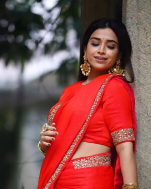 Swetha Changappa Instagram - Red Hawt❤️🧿🙈
ಸೀರೆ ನನ್ನ fav ❤️ 
 And red is the best colour which will enhance indian Beauty. N I'm loving this combination 🧿❤️
What say😍

Make-up:- @keerthiram28 ❤️
Video courtesy is always my favourite @keerthiram28❤️

Outfit and jewellery:- @anjali_raj_designerstudio This was a very beautiful outfit.loved it. Loved the entire look😍 thank u Anjali Raj❤️

Hairstyle:- @hairstyle_by_shashi
Photography: @thenameis__mrk
