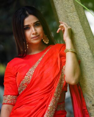 Swetha Changappa Instagram - Red Hawt❤️🧿🙈
ಸೀರೆ ನನ್ನ fav ❤️ 
 And red is the best colour which will enhance indian Beauty. N I'm loving this combination 🧿❤️
What say😍

Make-up:- @keerthiram28 ❤️
Video courtesy is always my favourite @keerthiram28❤️

Outfit and jewellery:- @anjali_raj_designerstudio This was a very beautiful outfit.loved it. Loved the entire look😍 thank u Anjali Raj❤️

Hairstyle:- @hairstyle_by_shashi
Photography: @thenameis__mrk