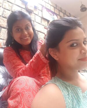 Swetha Changappa Instagram - ಅಪರ್ಣಾ ಅಕ್ಕ RIP 💔💔💔💔💔💔💔

ಬಹುಶಃ ನಿಮ್ಮನ್ನ ಅಕ್ಕ ಅಂತ ಕರೆದಷ್ಟು ನಾನು ಯಾರನ್ನೂ ಅಕ್ಕ ಅಂತ ಕರೆದಿಲ್ಲ💔😖

ನಿಮ್ಮ ಜೊತೆ ಕಳೆದ ಪ್ರತಿ ಕ್ಷಣ ನಗುವಿನ ಅಲೆ... 
ಪ್ರತಿಯೊಂದು ನೆನಪು ನನ್ನ ಕೊನೆಯ ಉಸಿರಿನ ವರೆಗೂ ಶಾಶ್ವತವಾಗಿ ನನ್ನ ಜೊತೆ ಇರುತ್ತೆ. 

ತುಂಬಾ ಬೇಗ ಹೊರಟ್ ಬಿಟ್ರಿ..😖
ಹೋಗಿ ಬನ್ನಿ ನಮ್ಮ ಪ್ರೀತಿಯ ಕನ್ನಡತಿ.🙏🏻🙏🏻🙏🏻
