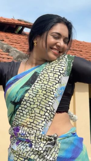 Syamantha Kiran Instagram - Hey water packet moonji!!! 😊☺️

#waterpacket

Shot and concept @pavithra.janani 
Edit @udhayakumar_u_k 
Thank u guys❤️