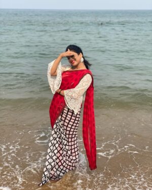 Syamantha Kiran Instagram - ❤️ 

@stitch_vyshnavee_sarath rem this😊

#fashion #style #love #instagood #like #photography  #photooftheday #follow #instagram #picoftheday  #instadaily #me #smile #ootd  #instalike #myself #fashionstyle #photo #fashionista #unseenpics #throwback #blousedesigns #blousepatterns #fansleeves