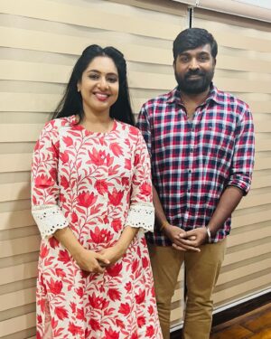 Syamantha Kiran Instagram - A surprise I could finally and successfully arrange with the help of @rio.raj !! A truly overwhelming moment , a completely sleepless night as I was super excited to meet him!! 
Rehearsed and pre rehearsed all that I wanted to talk! But I was almost in tears when I saw him and turned and looked at pavis face and she was also in happy tears! 
Sometimes it gives great pleasure in seeing happiness in your loved ones face! A priceless emotion❤️ 

Vijay sethupathi sir an epitome of humbleness and loads to learn of how a great personality like him can be so reassuring and sweet ❤️ thanks for everything sir!! 

#vijaysethupathi