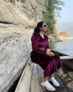 Syamantha Kiran Instagram - Dawki diaries!! Check out the crystal clear lake dawki in the last video!! 

Ps; pictures or photos don’t do any justice to this beauty!! Must visit place in north east!!

#travelgram #wanderlust #northeast #travelphotography #photography #dawkiriver #instatravel #travelblogger #naturephotography #northeastindia #incredibleindia #photooftheday #shillong #bangladesh #instagram #picoftheday #instagood #meghalayadiaries #mountains #water #mypixeldiary #boat #indiagram #boating #dawki #cherrapunji #meghalaya #syamanthakiran #vijaytelevision #crystalclearlake