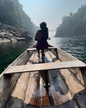 Syamantha Kiran Instagram - Dawki diaries!! Check out the crystal clear lake dawki in the last video!! 

Ps; pictures or photos don’t do any justice to this beauty!! Must visit place in north east!!

#travelgram #wanderlust #northeast #travelphotography #photography #dawkiriver #instatravel #travelblogger #naturephotography #northeastindia #incredibleindia #photooftheday #shillong #bangladesh #instagram #picoftheday #instagood #meghalayadiaries #mountains #water #mypixeldiary #boat #indiagram #boating #dawki #cherrapunji #meghalaya #syamanthakiran #vijaytelevision #crystalclearlake