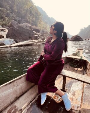Syamantha Kiran Instagram - Dawki diaries!! Check out the crystal clear lake dawki in the last video!! 

Ps; pictures or photos don’t do any justice to this beauty!! Must visit place in north east!!

#travelgram #wanderlust #northeast #travelphotography #photography #dawkiriver #instatravel #travelblogger #naturephotography #northeastindia #incredibleindia #photooftheday #shillong #bangladesh #instagram #picoftheday #instagood #meghalayadiaries #mountains #water #mypixeldiary #boat #indiagram #boating #dawki #cherrapunji #meghalaya #syamanthakiran #vijaytelevision #crystalclearlake