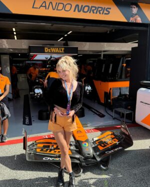 Sylvana IJsselmuiden Instagram - Zak Brown het hemd van het lijf mogen vragen. Geslaagde dag 1! Zeg het maar: wie eindigt op nummer 1? #GrandPrixZandvoort  @okx_dutch