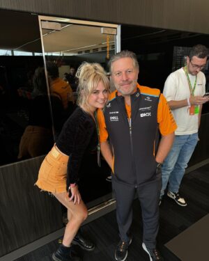 Sylvana IJsselmuiden Instagram - Zak Brown het hemd van het lijf mogen vragen. Geslaagde dag 1! Zeg het maar: wie eindigt op nummer 1? #GrandPrixZandvoort  @okx_dutch