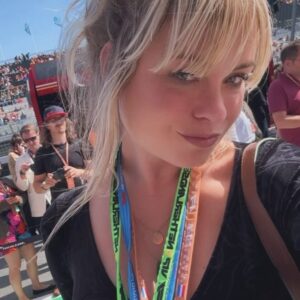 Sylvana IJsselmuiden Instagram - Zak Brown het hemd van het lijf mogen vragen. Geslaagde dag 1! Zeg het maar: wie eindigt op nummer 1? #GrandPrixZandvoort  @okx_dutch