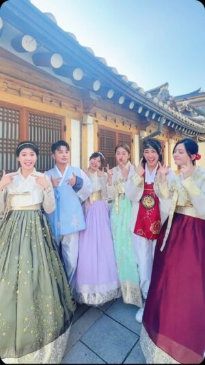 Sylvia Hsieh Instagram - 到了韓國🇰🇷
怎麼能不跳一下呢🤪
前輩～我們可鹹可甜可辣
你自己選吧🍡🤭
@onedayhanbok 

#首爾
#韓服體驗 
#歐膩 #歐爸 
#麻辣糖葫蘆