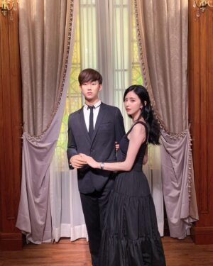 Sylvia Hsieh Instagram - Hi~賢祐
來香港假裝一下海仁🤭

#淚之女王
#杜莎夫人蠟像館