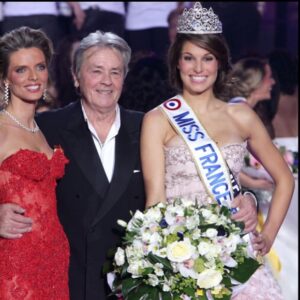 Sylvie Tellier Instagram - Alain Delon, un géant nous quitte. Il a façonné le cinéma français, influençant la mode et laissant une empreinte profonde sur notre culture. À Miss France, il imposait son charisme avec une autorité naturelle. J'ai eu le privilège de partager des moments inoubliables avec lui, notamment pendant les nombreuses années où il a marqué de son empreinte le rôle de Président. Pour moi, Il restera l’éternel rebelle, inébranlable et indomptable. Reposez en paix, Monsieur le Président. 🌹 #legende #guepard #alaindelon #RIP
