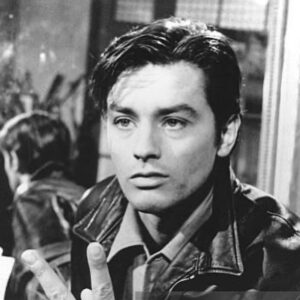 Sylvie Tellier Instagram - Alain Delon, un géant nous quitte. Il a façonné le cinéma français, influençant la mode et laissant une empreinte profonde sur notre culture. À Miss France, il imposait son charisme avec une autorité naturelle. J'ai eu le privilège de partager des moments inoubliables avec lui, notamment pendant les nombreuses années où il a marqué de son empreinte le rôle de Président. Pour moi, Il restera l’éternel rebelle, inébranlable et indomptable. Reposez en paix, Monsieur le Président. 🌹 #legende #guepard #alaindelon #RIP