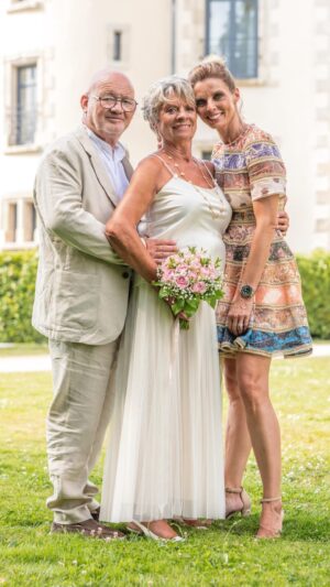 Sylvie Tellier Instagram - Après 35 ans d’amour, maman a dit ‘oui’. ✨ Elle était la plus belle mariée de l’été ! 
Quel est votre plus beau souvenir de mariage ? ❤️💍 
#mariage #maman #amour