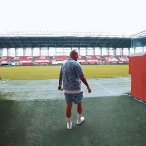 Széki Attila Instagram - Ha már Sepsiszentgyörgyön jártam ,mindenképpen meg kellett látogatnom @sepsi_osk_official csapatát👑⚽️🇭🇺
Mèg ajándékot is kaptam💜 

📹 @jocopataki