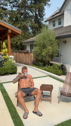 TJ Dillashaw Instagram - Sundays are for feeling good. Ever since my time with Coach Cal of @treigning_lab I learned what recovery days can do for my performance. 
STEP 1: Morning sun and bone broth 
STEP 2: @bluecubebaths cold plunge
STEP 3: PEMF Mat for 15min
STEP 4: EWOT by @davinci_medical 
STEP 5: 30 min red Light Therapy