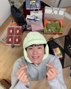 Tae-joo Na Instagram - 사랑하는 내님들덕에
멋있게 맛있게 잘입구 잘먹겠습니다💚
깜짝선물💚
#설날 #까치 #어제 #우리 #내일 #날개
