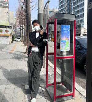 Tae-joo Na Instagram - 다음엔 공중에떠서 전화해야지📞
#공중전화 #오랜만 #날씨좋다☀️