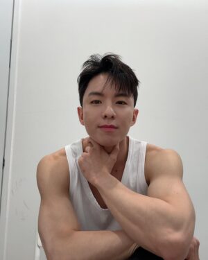 Tae-joo Na Instagram - 멸치한마리 국물에넣으세요🤪
#무슨 #촬영 #궁그매 #날개 #사랑