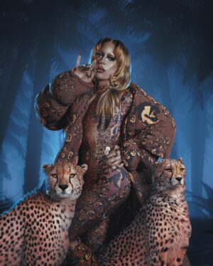 Taiga Brava Instagram - Episode 4 - The Girl Band Challenge @dragracemexico 

Cuando pensé en este episodio, inmediatamente pensé en rendirle homenaje a la persona que de chiquito imitaba dentro de un girl band, a una de esas figuras que me marco para siempre y que me dio una idea de lo que una popstar irreverente tenia que ser @officialmelb 🐆🥰✨

Cuando entre a Queen Of The Universe y me dijeron que seria mi mentora, se sentía como una experiencia surreal y ahora solo quisimos hacer nuestra versión en este momento que parece ser el cierre de esa gran historia.

Hicimos el PRINT pensando en el jaguar del sureste, honrando mis raices sureñas, las T y B que forman las manchas del jaguar 🐆 fueron custom design de @farfan_jpg 😍 que fueron llevadas desde la joyeria de @bent.world hasta las botas de @lezapatiere ✨🤍

Una joya de outfit en esta collab fabulosa de @juanoyervides x @bent.world @farfan_jpg x @jackoliverx 😍

GRACIAS INFINITAS ✨🐆🔥

Photo: @juanoterofoto x @mrjuanote 
Edit: @dylanbolivar 
Boy & drag look: @proteomx x @juanoyervides 
Shoes: @lezapatiere 
Hair: @miaumauhair 
MUA: @jackoliverx 😍😍😍😍
Jewelry: Custom @bent.world 
Nails: @thepelayo_ x @shecabali 
Print design: @farfan_jpg