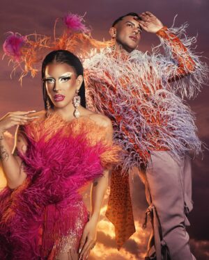 Taiga Brava Instagram - ¡VIVA LA PLUMA! 🌈✨

Hacer este look para el segundo capitulo de @dragracemexico no hubiera podido ser por nadie más que el mismísimo @benitosantosoficial y elevado con el makeup de @jackoliverx 🩷✨

Una de mis partes favoritas del drag es conceptualizar, elegir materiales y hacer que todo vaya engranando uno con el otro; pero con con artistas como elles, uffff 🥹✨

Primer capítulo que me toca dirigir y amé cada segundo. 🤍

Apenas está empezando y siento que se esta yendo rapidísimo el tiempo. ✨

Captura fotográfica: @juanoterofoto x @mrjuanote 
Edit: @dylanbolivar 

Main stage look:
👗: @benitosantosoficial ✨
💅🏾: @shecabali x @thepelayo_ 👏🏽
💎: @ghelguera 🤍

Werk Room Look:
👕: @omaralbertoruizm @omaruizofficial 
👖: @bent.world ✨
🥾: @jackoliverx 🤣