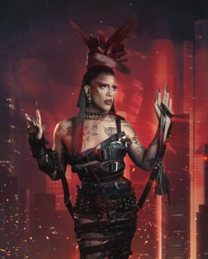 Taiga Brava Instagram - BUCKLE UP CUZ I’M THAT B!! @dragracemexico @rejected.mx 🥵😈
.
Nos tatuamos TODO el cuerpo, prosteticos de perforaciones, y nos metimos en un vestido de 150 cinturones y 45 minutos de colocación para servir esta fantasía POST-APOCALÍPTICA donde el up cycling es la única respuesta al mundo de la moda. 

Una crítica directa y un statement al mundo del fast-fashion que me permitió concientizar sobre muchas cosas gracias a @raffffairy ✨

Muchas gracias a todes involucradxs y que ayudaron en que se lograra esta pieza 🥹🥰 en especial a Kone Del Sol ✨

Y esta fantasía no podía estar completa sin el increíble trabajo de @jackoliverx en todo el GLAAAAAM 😍 Buscar diversificar el maquillaje y desafiar los estándares de belleza es nuestra pasión y estoy inmensamente FELIZ de haberlo podido hacer juntxs. I LOVE YOU 🤍

LA MONUMENTAL PELUCA 😍 se mantendrá un secreto. Pero…. MI FAVORITA 😍

Gracias @farfan_jpg & @thepelayo_ por proponer y ser tan meticulosos en que todo funcionara al final 🤍

Gracias bebé @mrjuanote por ayudarme a capturar estos momentos 📸 y GRACIAS infinitas @dylanbolivar  por ayudarme a llevar a la realidad estos UNIVERSOS fantásticos que imaginé. 🥹😍🙈

Y por último GRACIAS A TODOS USTEDES que semana a semana están pendientes de estos posts, que no paran de llenarme de cosas bellas que nos hacen muy felices de haber dedicado TANTO a crear esto y servirles cosas diferentes. 😍✨ LES AMO! #TAIGERS 🤩
.
FULL LOOKS: @rejected.mx x @raffffairy 
MAKEUP: @jackoliverx 
NAILS: @shecabali x @thepelayo_ 
JEWELRY: @allure.mx x @rejected.mx 
Styling: @farfan_jpg
.
.
.
.
.
.
#dragracemexico #dragrace #rupaul #taigabrava #rupaulsdragrace