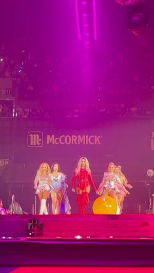 Taiga Brava Instagram - ¡Aquí lo que sobra es brillo! 💅✨ Nuestro DRAG MOMENT hizo bailar a toda la @arenacdmx ✨💃🏻 ¡Esta FIESTA nos está sorprendiendo cada vez más! 🤩
