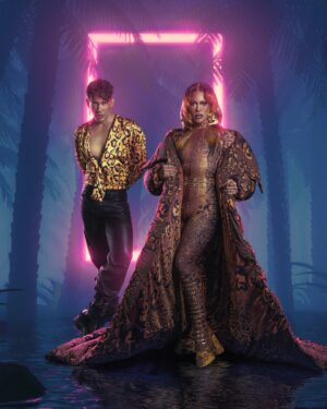 Taiga Brava Instagram - GIRL BAND CHALLENGE @dragracemexico ✨🔥

Este look ha sido una de las fantasías más grandes de crear y solo puedo agradecerles a @juanoyervides x @farfan_jpg x @thepelayo_ x @miaumauhair x @jackoliverx de poder ayudarme a hacer todo posible 😍 

Cuando idealizamos lo que quería hacer para un GIRL BAND challenge inmediatamente pense en @officialmelb y las SPICE GIRLS 😍

Como saben, durante Queen Of The Universe ella fue mi mentora y mi inspiración detras de mucho de lo que hago. Cuando era chiquito jugaba a ser ellas y hacer coreografías con mi hermana, y es un cierre de ciclo poder haber hecho este homenaje totalmente BRAVA

El print del jaguar del sureste mexicano 🐆 un diseño hecho de puras TB fue una genialidad de @farfan_jpg 😍 y el llevar ese print hasta el cabello me voló literalmente la peluca. ✨

Juanito lo llevo a imprimirse en telas diferentes y crear este maxi abrigo (pesa 25 kilos!!!!) y el bodysuit. ¡HASTA LAS BOTAS! 🥹✨

Alguien dijo BRANDING? ✨😛

Y todo se hizo completamente cohesivo con el increíble makeup de mi bebé @jackoliverx 🔥 SHE’S THE BEST! 

Quiero contarles más detrás de la creación junto a elles, les gustaría? 🤍

Fotos: @juanoterofoto 
Foto edit & SFX: @dylanbolivar 
Uñitas de @thepelayo_ x @shecabali 
Anillos: @allure.mx 

.
.
.
.
.