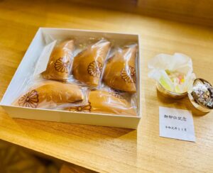 Takanori Nishikawa Instagram - これまでの地方創生や地域振興の取り組みを評価して頂き、この度のお茶会へのご招待へ繋がりました。
今後も三日月知事をはじめ地元自治体の皆様と一緒に滋賀県の為にお勤めして参ります。
ただの田舎のバンドマンだった僕がこの様な晴れがましい席に参列させて頂けたのも、日頃から応援下さる皆様のお陰です。あと母ちゃんな！