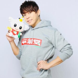 Takanori Nishikawa Instagram - 2022年3月1日に創業65周年を迎える平和堂の特別企画として、平和堂イメージソング「かけっことびっこ」を、滋賀ふるさと観光大使の西川貴教が歌唱。
平和堂全店の店内にて3月1日から放送される。

「かけっことびっこ」は平和堂のイメージソングとして創業20周年（1977年）にあわせて誕生し、それ以来、45年間にわたり定期的に店内で放送。親しみやすい歌詞と軽快なメロディが、幅広い世代に馴染みのある歌として知られている。

西川貴教の熱き魂が込められた「かけっことびっこ 西川貴教Ver.」は、創業記念日である3月1日から、平和堂、アル・プラザ、フレンドマートの店内で1時間に2回の放送予定。西川の「にし」にちなんで毎時24分頃、「ゴーゴー」をもじって毎時55分頃の2回となっている。