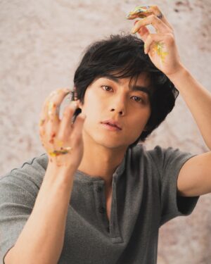 Takato Nagata Instagram - 『情報解禁』
この度、フィリップ•リドリー作
一人芝居「ポルターガイスト」への出演が決定しました。
全身全霊で挑みます。応援よろしくお願いします🙇‍♀️

====
■石井光三オフィスプロデュース
『ポルターガイスト』

作：フィリップ・リドリー
翻訳：小原真里
上演台本・演出：村井雄

出演：永田崇人

◆会場
東京芸術劇場・シアターウエスト

◆公演期間
2024年6月14日(金)～23日(日)　

◆チケット代金
6,800円（税込・全席指定）

◆NAGATOWNチケット先行受付期間
2024年4月8日(月)12:00～4月14日(日)23:59まで

◆一般販売
2024年5月10日(金)
===

俳優 #永田崇人 30 歳。脱皮します。一人芝居。この 4 文字の言葉に抱いていた印象は、 憧れと恐怖です。そして、自分の中では前者が勝利したみたいです。リドリーの『ポル ターガイスト』はホラーではありません。むしろ前向きなお話です。自分を信じてオ ファーをくださった関係者の皆様ありがとうございます。全身全霊をかけて挑む所存 です。劇場にてお待ちしております。

⭐️あらすじ
10代で描いた大規模な壁画で注目された主人公のサーシャ
才能ある若手芸術家としてアート界に旋風を巻き起こすはずだった
しかし、今ではすっかり世間から忘れ去られ、文具店で働きながら絵を描き、古びた賃貸アパートにパートナーと住んでいる
輝かしい画家としての成功を手にいれられるはずだったのに、何が問題だったのだろうか・・・
芸術、家族、記憶に惑わされながら、本当の“自分”に気づく　ある１日の出来事

#フィリップリドリー 
#philipridley