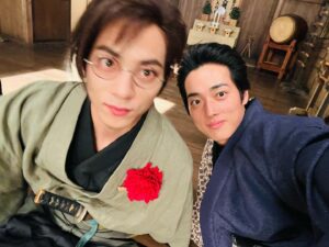 Takato Nagata Instagram - おはようございます。ブレ南です。あ、#山南です
昨日はドラマ「#君とゆきて咲く 〜新撰組青春録〜」1話ご覧くださった皆様ありがとうございました🙇‍♀️

山南さんのお墓には、もう3度ほどご挨拶して来ました。
初めて、行った時になんだか鳥肌が立って。なんとも言えない不思議な感覚になりました。あんまりお化けとか観たことないんですけど。応援してくれてる気がしました。

今後も #新撰組 のお母さんやらさせもらいます🫡

写真はしょうたと。
オーディション優勝者のしょうたはお芝居ももちろんですが。とにかく太陽のような人で。現場を明るくしてくれます。そして、おっさんいじりしてきます。コラっ！w
一緒に遊園地でジェットコースターを制覇しました。公私共々、仲良くさせてもろてます。

こうやって1人ずつとのこと書けるくらい時間はありますよね。なんてたって2クールありますからね？

来週もお楽しみに。
見逃し配信もございますので。
何度も見返していただけると幸いです。

#君ゆき #山南敬助 #山南 #山南お母さん
#前田拳太郎 #奥智哉 #杢代和人 #羽谷勝太
#柊太朗 #庄司浩平 #藤岡真威人 
#阪本奨悟  #永田崇人 #高野洸 #三浦涼介